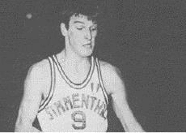 Paolo Vittori in azione di gioco con la maglia scudettata del Simmenthal